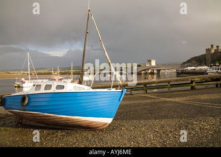 CONWY NORTH WALES UK Oktober blau Motorboot bei Ebbe gestrandet Stockfoto