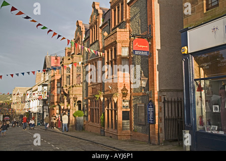 CONWY NORTH WALES UK Oktober blickte den Verkehr kostenlos High Street mit roten Backstein Schlosshotel Stockfoto