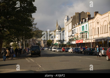 LLANDUDNO CONWY NORTH WALES UK November Aussicht Mostyn Straße in Richtung der Great Orme der Stadt ist sehr beschäftigt mit Käufern und Auto Stockfoto