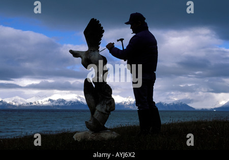 Nunavut einen lokalen Inuit-Künstler schnitzen einen Adler aus einem Stein Stockfoto