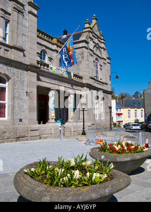 Blumen vor der Passmore Edwards kostenlose Bibliothek Falmouth Cornwall UK Stockfoto