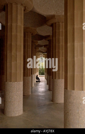 Busker im Säulensaal Parc Güell Barcelona Spanien Stockfoto