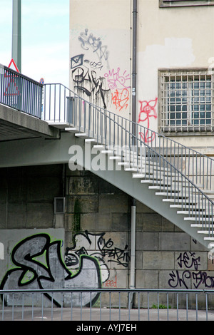 Graffiti, füllt die Mauer unter einer Treppe, die zu einem Kanal. Stockfoto