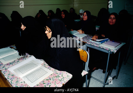 Kuwait-Stadt Kuwait Frauen am Nachmittag Quranic Klasse - lesen Stockfoto