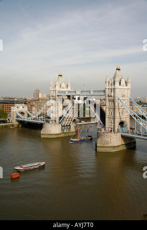 Tower Bridge wird ausgelöst, um eine hohe Segelschiff ermöglichen übergeben, London, England Stockfoto