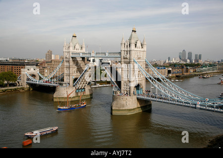 Tower Bridge wird ausgelöst, um eine hohe Segelschiff ermöglichen übergeben, London, England Stockfoto