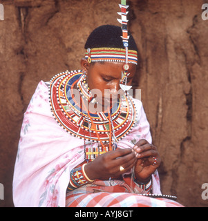 Junge Massai Frau machen Perlen Schmuck, Kajiado District, Provinz Rift Valley, Amboseli Nationalpark, Kenia Stockfoto