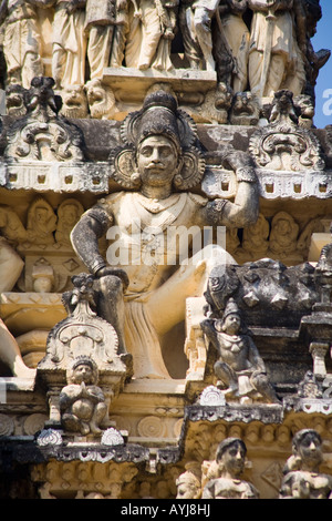 Geschnitzten Statuen auf Gopuram, Sree Padmanabhaswamy Tempel, Trivandrum, Kerala, Indien Stockfoto