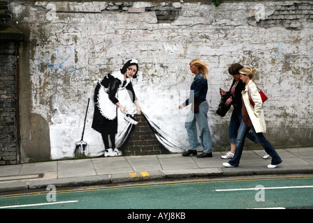 Banksy Maid fegen sie unter dem Teppich, Chalk Farm, London Stockfoto