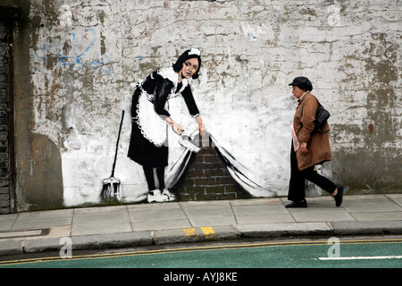 Banksy Maid fegen sie unter dem Teppich, Chalk Farm, London Stockfoto