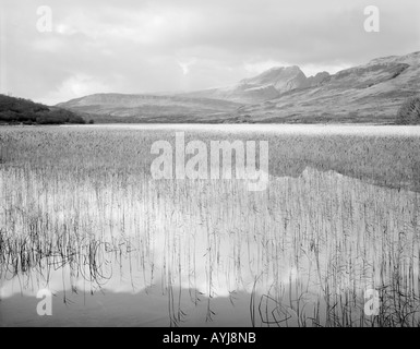 Ferne Berge spiegeln sich in den stillen Wassern des Loch Cill Chriosd mit Blaven in der Ferne, Isle Of Skye, Schottland Stockfoto