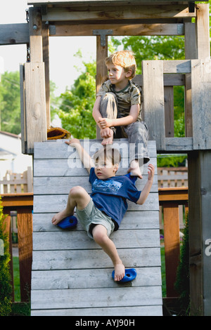 Jungen Alter 5 sitzen auf Rampe klettern. St Paul Minnesota USA Stockfoto