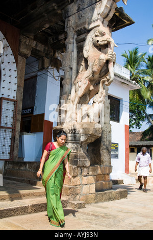 Frau verlassen Sree Padmanabhaswamy Tempel, Trivandrum, Kerala, Indien Stockfoto