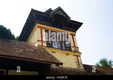 Uhr auf dem Dach des Puttan Malika Palastmuseum, Trivandrum, Kerala, Indien Stockfoto