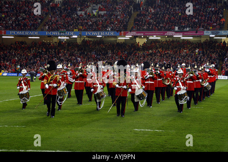 Regimental Band of The Royal Welsh Regiment marschieren in das Millenium Stadium, Cardiff vor Wales V Frankreich Grand-Slam-Spiel Stockfoto