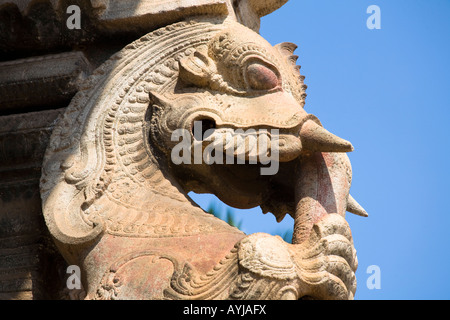 Geschnitzte Statue neben Eingang, Sree Padmanabhaswamy Tempel, Trivandrum, Kerala, Indien Stockfoto