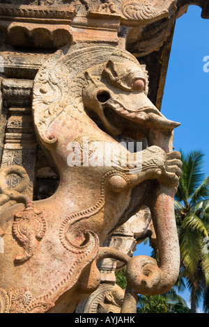 Geschnitzte Statue neben Eingang, Sree Padmanabhaswamy Tempel, Trivandrum, Kerala, Indien Stockfoto