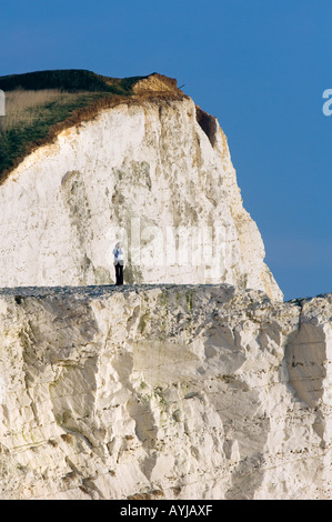 Eine einsame junge Frau steht auf Klippen in Seaford, Ostsussex. Bild von Jim Holden Stockfoto