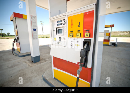 Eine leere Tankstelle (Benzin) mit vier Pumpen Stockfoto