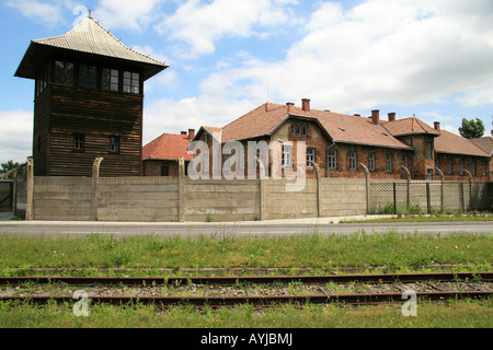 Ecke Wachturm und Block 28 (Gefangener Krankenhaus Block) von außerhalb der ehemaligen NS-Konzentrationslager Auschwitz betrachtet. Stockfoto