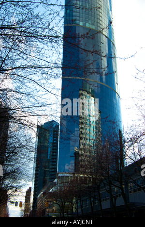 Das ehemalige BC Hydro Gebäude spiegelt sich in den Fenstern des Sheraton Wall Centre Stockfoto