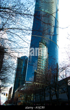 Das ehemalige BC Hydro Gebäude spiegelt sich in den Fenstern des Sheraton Wall Centre Stockfoto