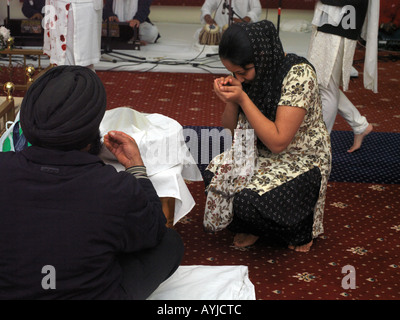 Khalsa Zentrum Tooting London England Kara Prasad Raggis Granthi junge Frau am Jahrestag des Todes von Guru Tegh Bahadur Stockfoto