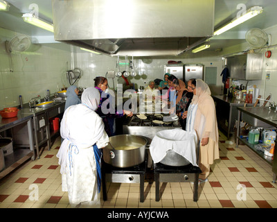 Khalsa Zentrum Tooting London England Frauen arbeiten in der Küche am Jahrestag des Todes von Guru Tegh Bahadur Stockfoto