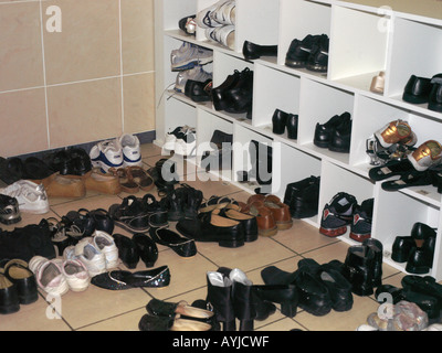 Khalsa Zentrum Tooting London England Schuhe draußen Gurdwara am Jahrestag des Todes von Guru Tegh Bahadur Stockfoto