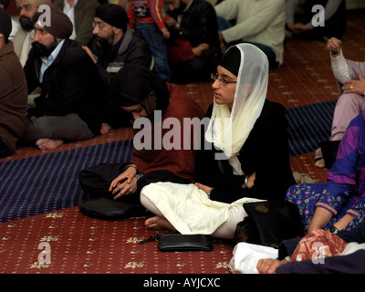 Khalsa Zentrum Tooting London England Gemeinde unterteilt in Gurdwara Männer auf richtige Frauen links am Jahrestag des Todes von Guru Stockfoto