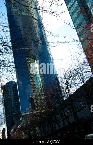 Das ehemalige BC Hydro Gebäude spiegelt sich in den Fenstern des Sheraton Wall Centre Stockfoto