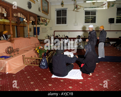 Khalsa Zentrum Tooting London England Kara Prasad Raggis Granthi Frau am Jahrestag des Todes von Guru Tegh Bahadur Stockfoto