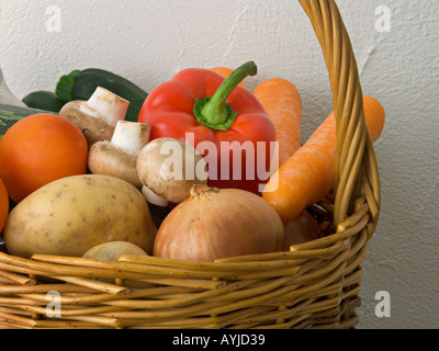 Ein Korb mit frischem Gemüse Stockfoto