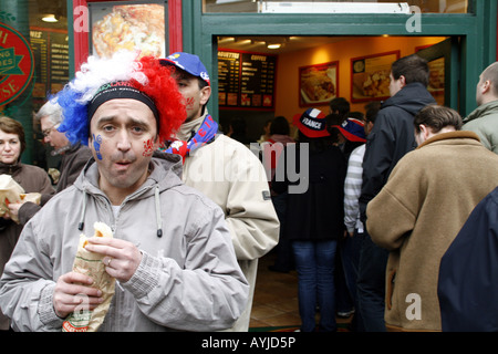 Französischer Rugby-Fan mit Baguette in den Straßen von Cardiff während des Buildvorgangs bis Wales V Frankreich, 6 Nationen, 2008 Stockfoto