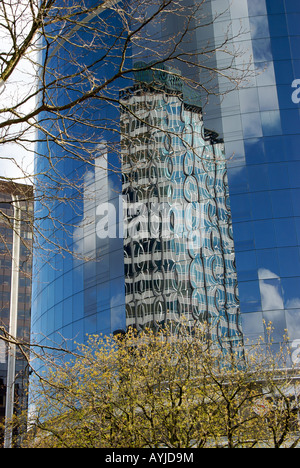 Das ehemalige BC Hydro Gebäude spiegelt sich in den Fenstern des Sheraton Wall Centre Stockfoto