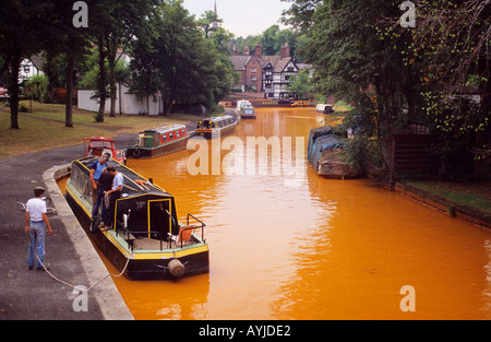 Bridgewater Kanal Worsley Lancashire North West England UK Europa Farbe durch Auswaschung aus alten Minenarbeiten Eisenoxid Stockfoto