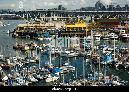 Granville Island Public Market und Burrard Civic Marina aus der Burrard Street Bridge in Vancouver Kanada Stockfoto