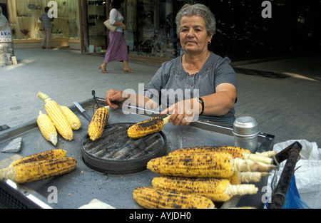 Athen, gegrilltem Mais auf der Straße zu verkaufen Stockfoto