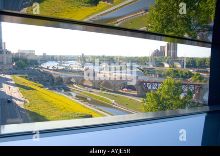 Minneapolis Minnesota USA Blick auf historische Stein-Bogen-Brücke und Mississippi Fluß vom endlosen Brücke Guthrie Theater. Stockfoto