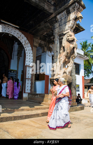 Gläubige besuchen Sree Padmanabhaswamy Tempel, Trivandrum, Kerala, Indien Stockfoto