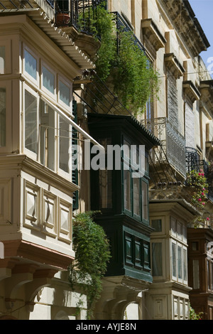 Traditionelle Holzbalkone im Freien und Fenster in Vittoriosa, auch Birgu, Malta Stockfoto