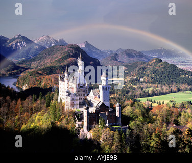 DE - Bayern: Regenbogen über Schloss Neuschwanstein Stockfoto