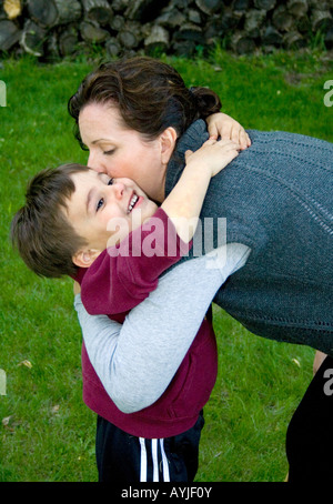 38 und 4 alter Sohn immer eine wunderbare Umarmung von Mama. Clitherall Minnesota USA Stockfoto