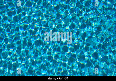 Wellen auf der Wasseroberfläche eines Schwimmbades Stockfoto