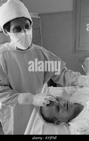 B/W eines Augenchirurgen, der eine Kataraktoperation im Asmara-Krankenhaus durchführt. Asmara, Eritrea Stockfoto