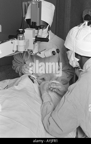 B/W eines Augenchirurgen, der eine Kataraktoperation im Asmara-Krankenhaus durchführt. Asmara, Eritrea Stockfoto