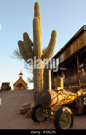 Sunrise Straßenszene mit Saguaro-Kaktus in Goldfield Ghost Town, Arizona Stockfoto