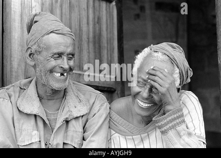 S/W-Porträt eines glücklichen, lachenden älteren Ehepaares vor der Haustür ihres neu erbauten Hauses in einem Slumgebiet von Addis Abeba. Äthiopien, Afrika Stockfoto