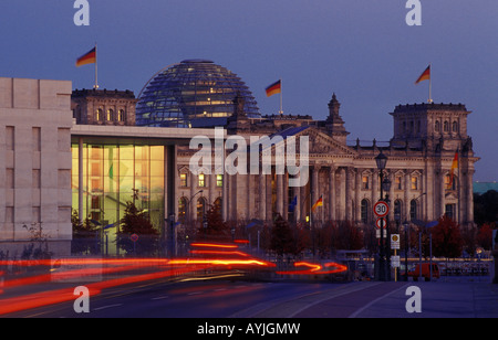 Reichstagsgebäude mit Schweizer Botschaft und Paul-Loebe-Haus. Stockfoto