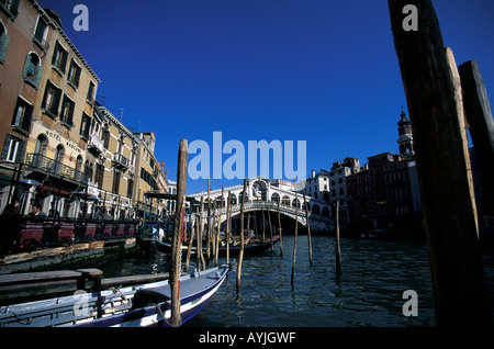 Venedig Gondel wartenden Touristen am Canal Grande in der Nähe der Rialto-Brücke Stockfoto